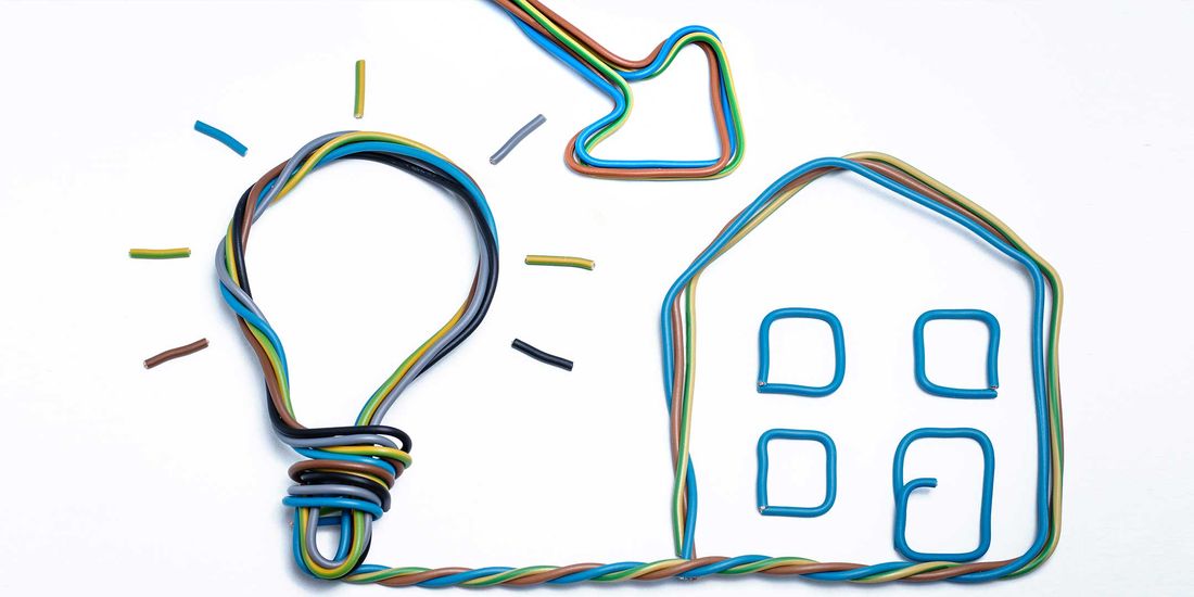 Elektrokabel, zu einer Glühbirne und einem Haus geformt